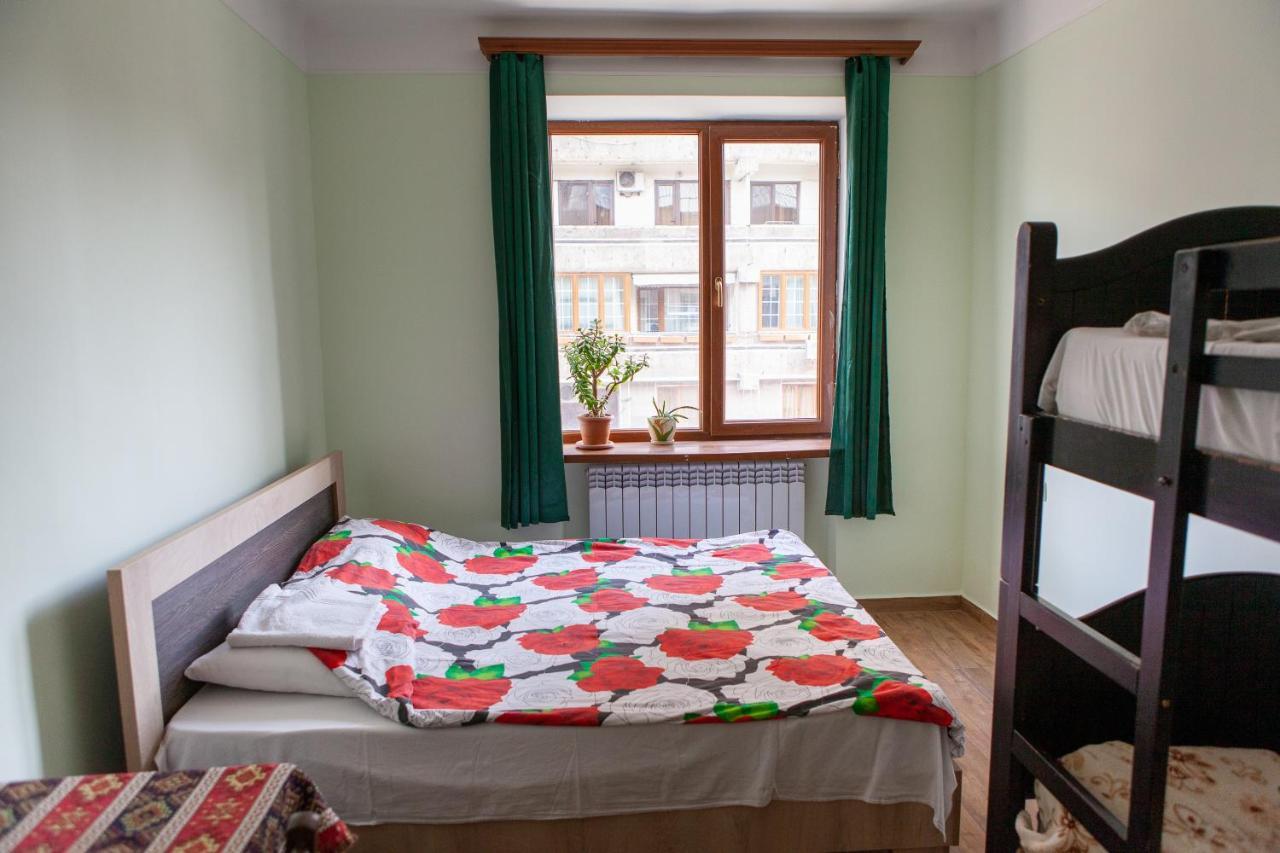 Center Hostel And Tours Erivan Dış mekan fotoğraf